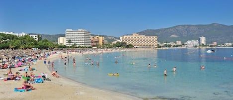Nära stranden och vit sandstrand