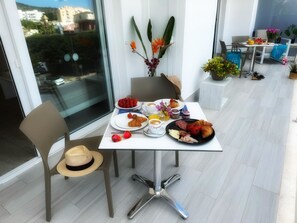 ランチ、ディナーに営業