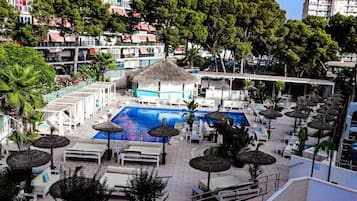 Una piscina al aire libre de temporada (de 11:00 a 19:00), tumbonas