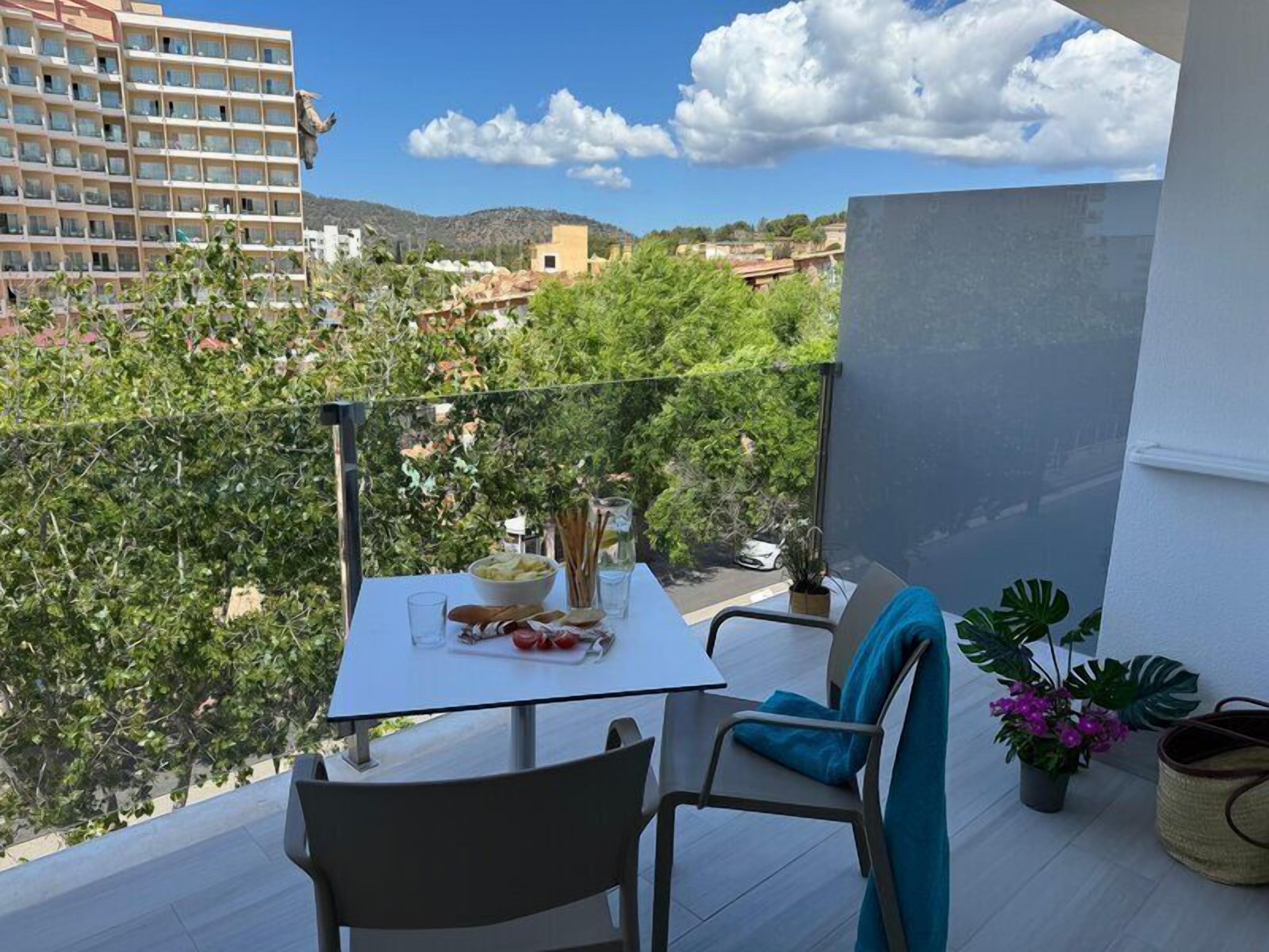 Apartamento superior, 1 habitación, balcón | Restaurante al aire libre | Se sirven almuerzos y cenas