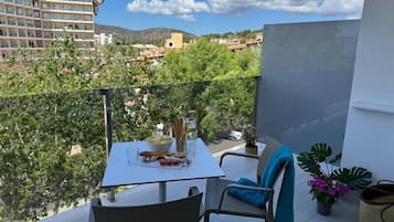 Apartamento superior, 1 habitación, balcón | Restaurante al aire libre | Se sirven almuerzos y cenas