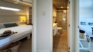 2 bedrooms, down duvets, in-room safe, blackout curtains