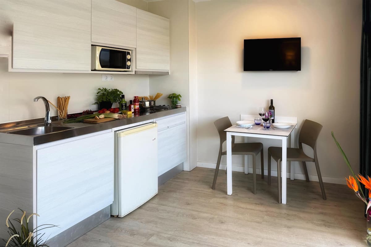 Down duvets, in-room safe, blackout curtains, free WiFi