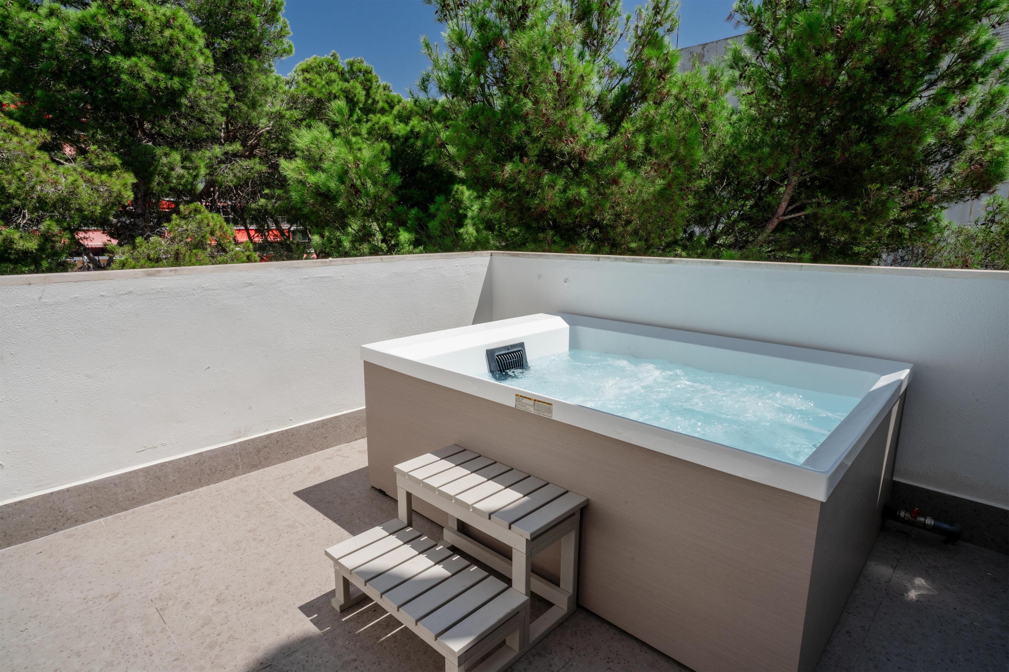 Tweepersoonskamer, terras, gedeeltelijk uitzicht op zee (Relax) | Donzen dekbedden, een kluis op de kamer, verduisterende gordijnen