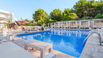 Piscine extérieure (ouverte en saison), chaises longues