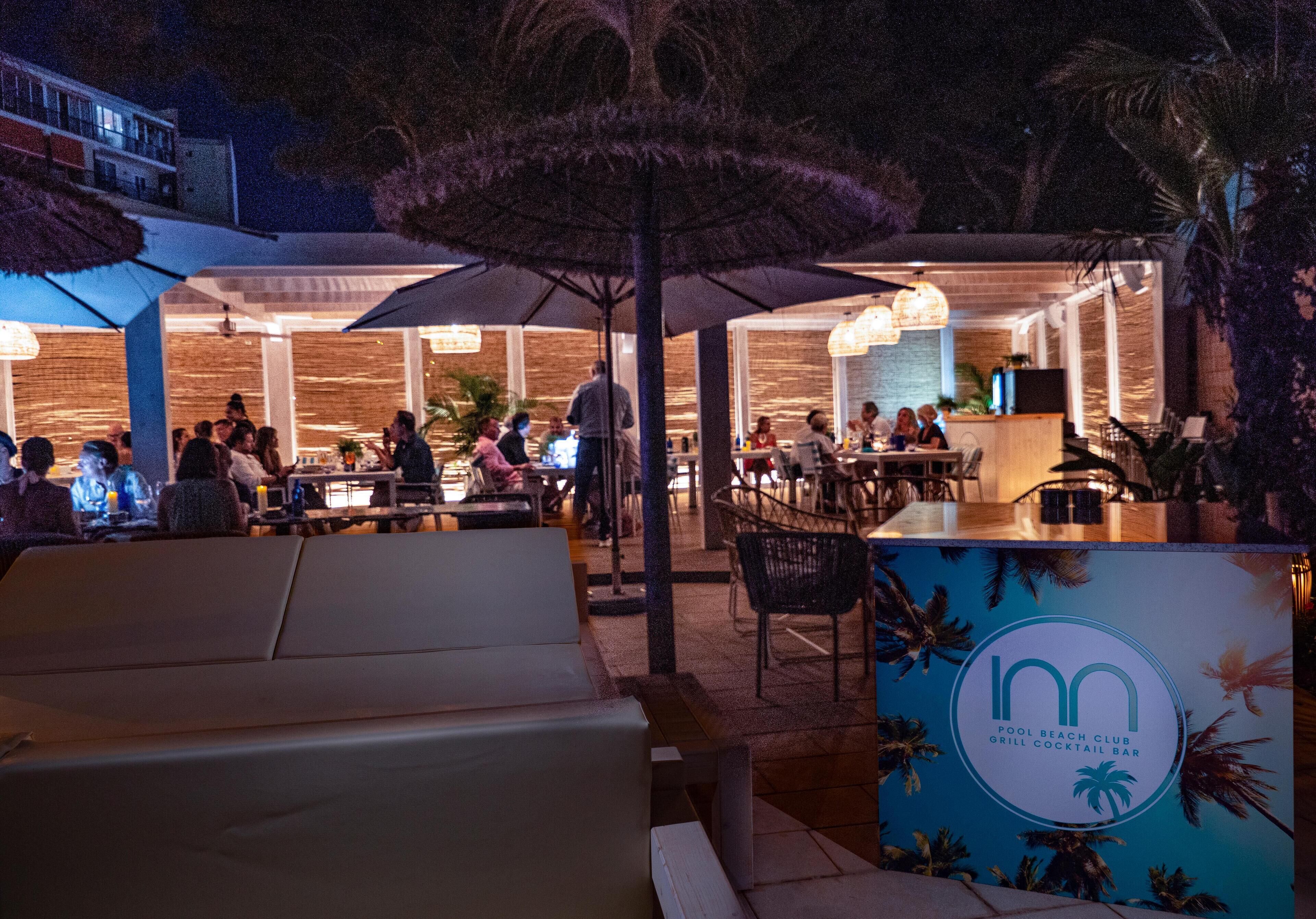 Außenpool (je nach Saison geöffnet), Liegestühle