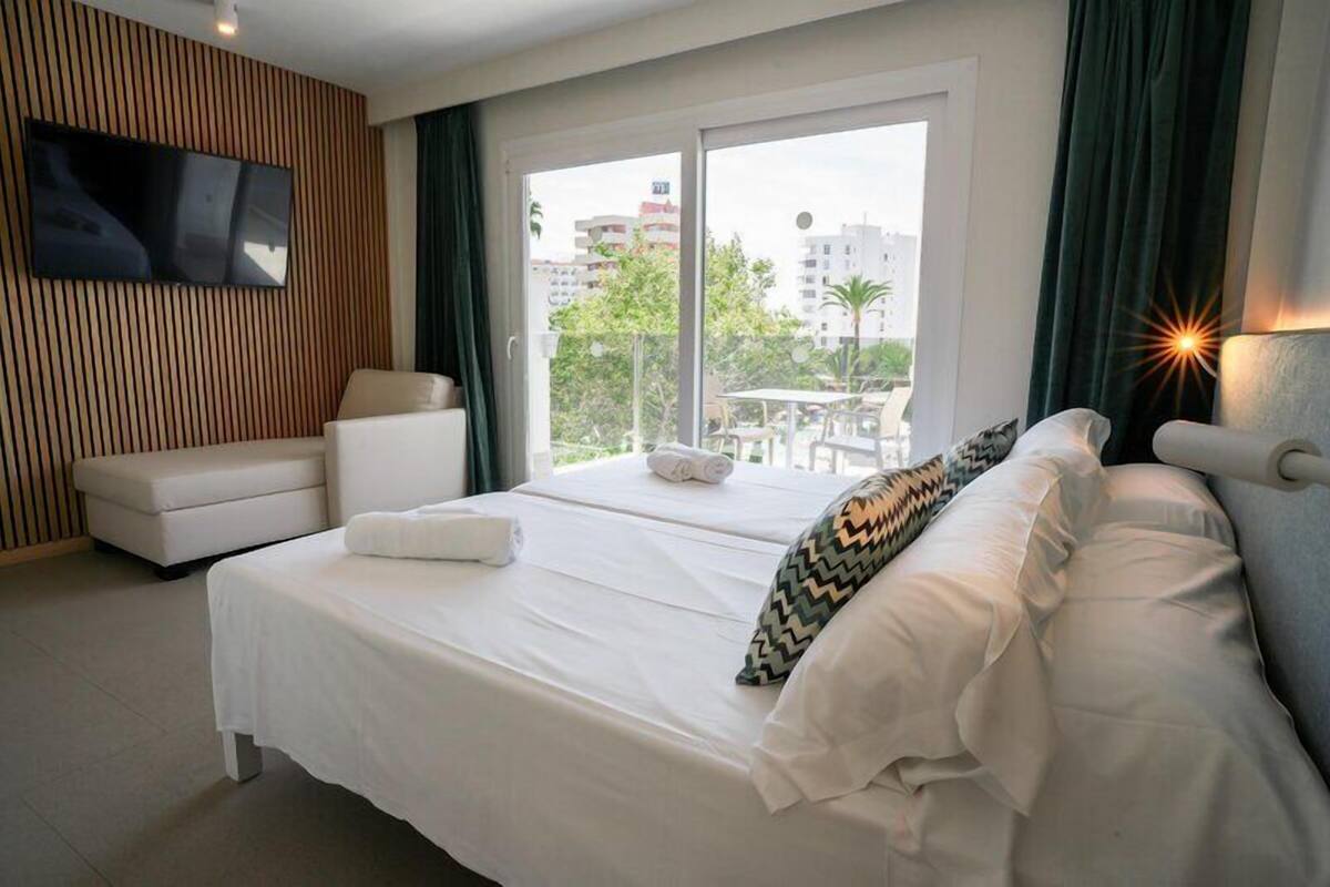 Chambre Double, terrasse, vue partielle sur la mer (Relax)