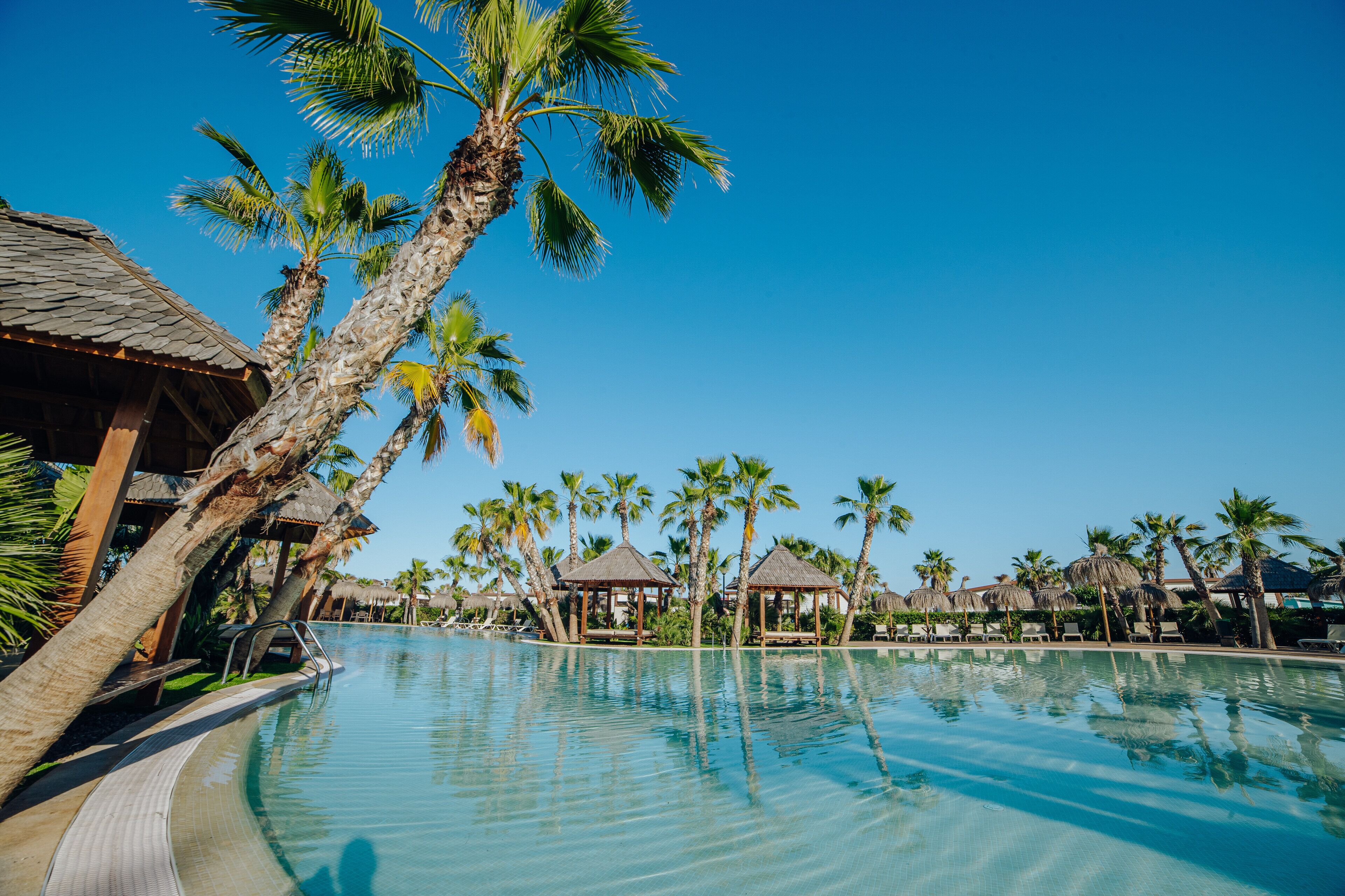 Kolam renang indoor dan 2 kolam renang outdoor