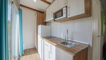 Bungalow Cocoa | Privat køkken | Køleskab/fryser i fuld størrelse, mikrobølgeovn, kogeplade