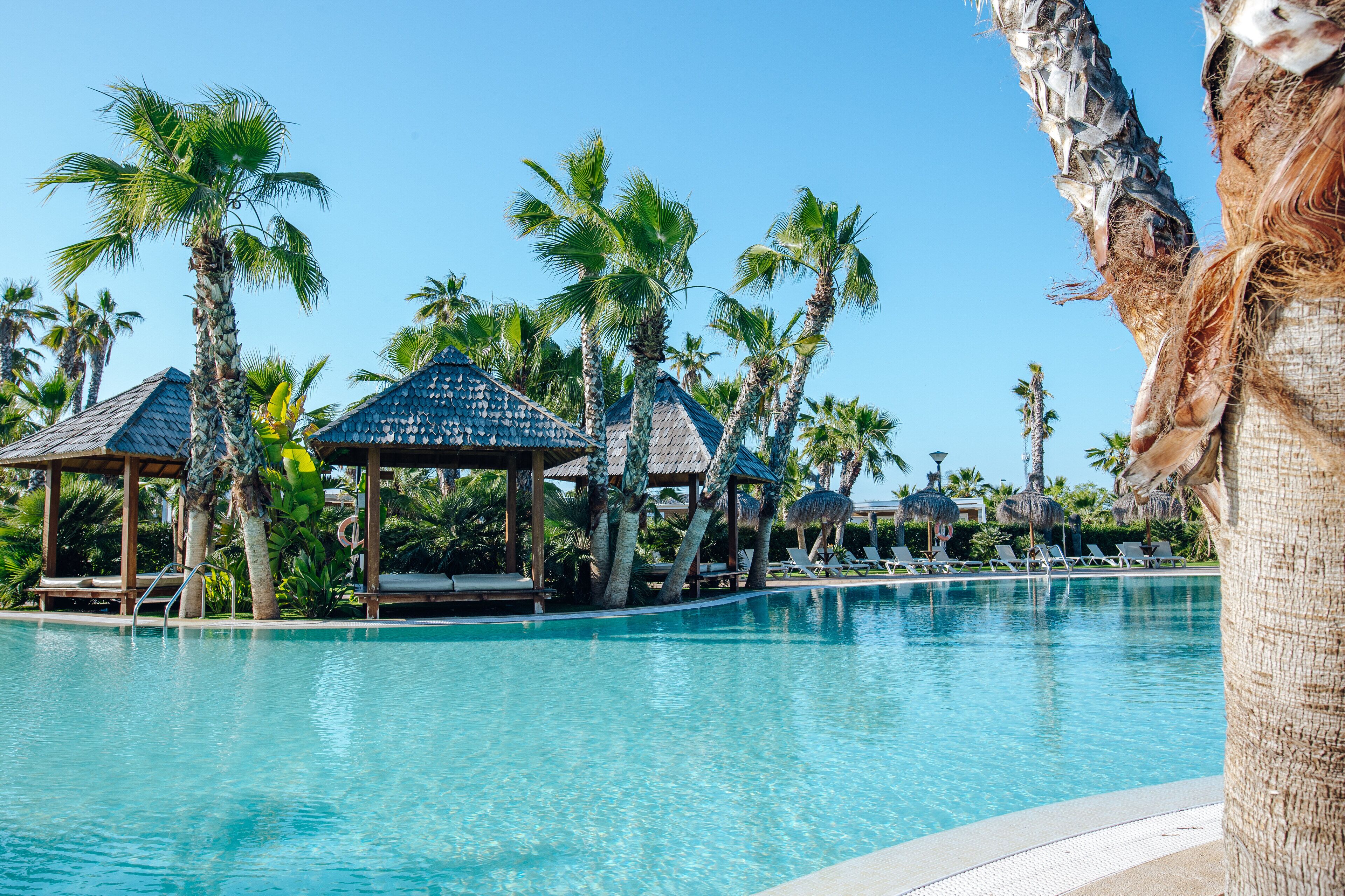 Een binnenzwembad, 2 buitenzwembaden, parasols voor strand/zwembad