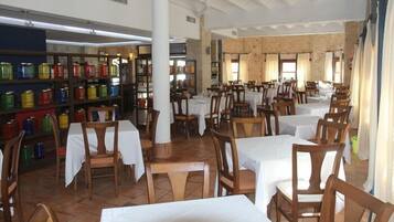 S'hi serveixen dinars, sopars i plats de cuina regional