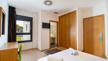 Luxe beddengoed, een kluis op de kamer, een bureau