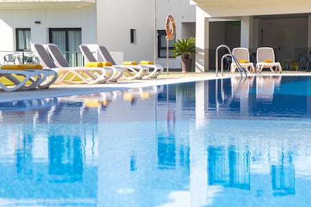 Una piscina al aire libre