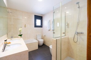 Designer toiletartikelen, een haardroger, handdoeken, zeep