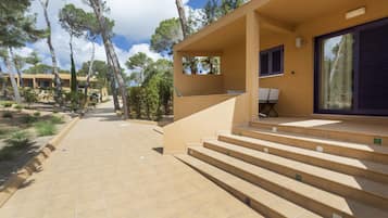 Apartamento superior, 2 habitaciones (3 adults) | Caja fuerte, escritorio, wifi gratis y ropa de cama