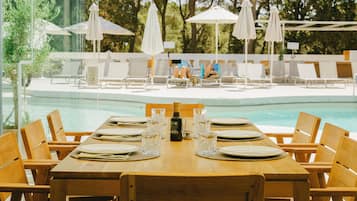 Se sirven desayunos y cocina mediterránea; con vista a la alberca