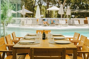 Serviço de café da manhã, culinÔria mediterrânea, vistas para a piscina