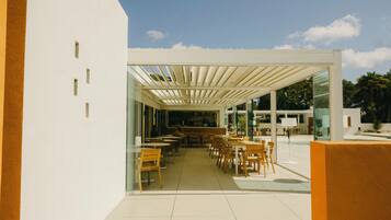 Se sirven desayunos y cocina mediterránea (con vistas a la piscina)
