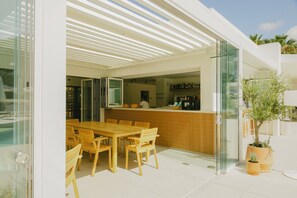 供应早餐、午餐和晚餐,地中海菜,泳池景观