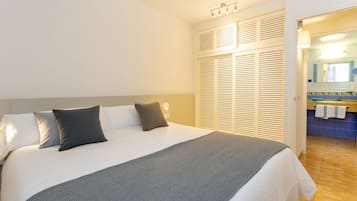 Apartamento superior, 2 habitaciones (3 adults) | Caja fuerte, escritorio, wifi gratis y ropa de cama