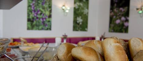 Buffet déjeuner (11.9 EUR par personne)