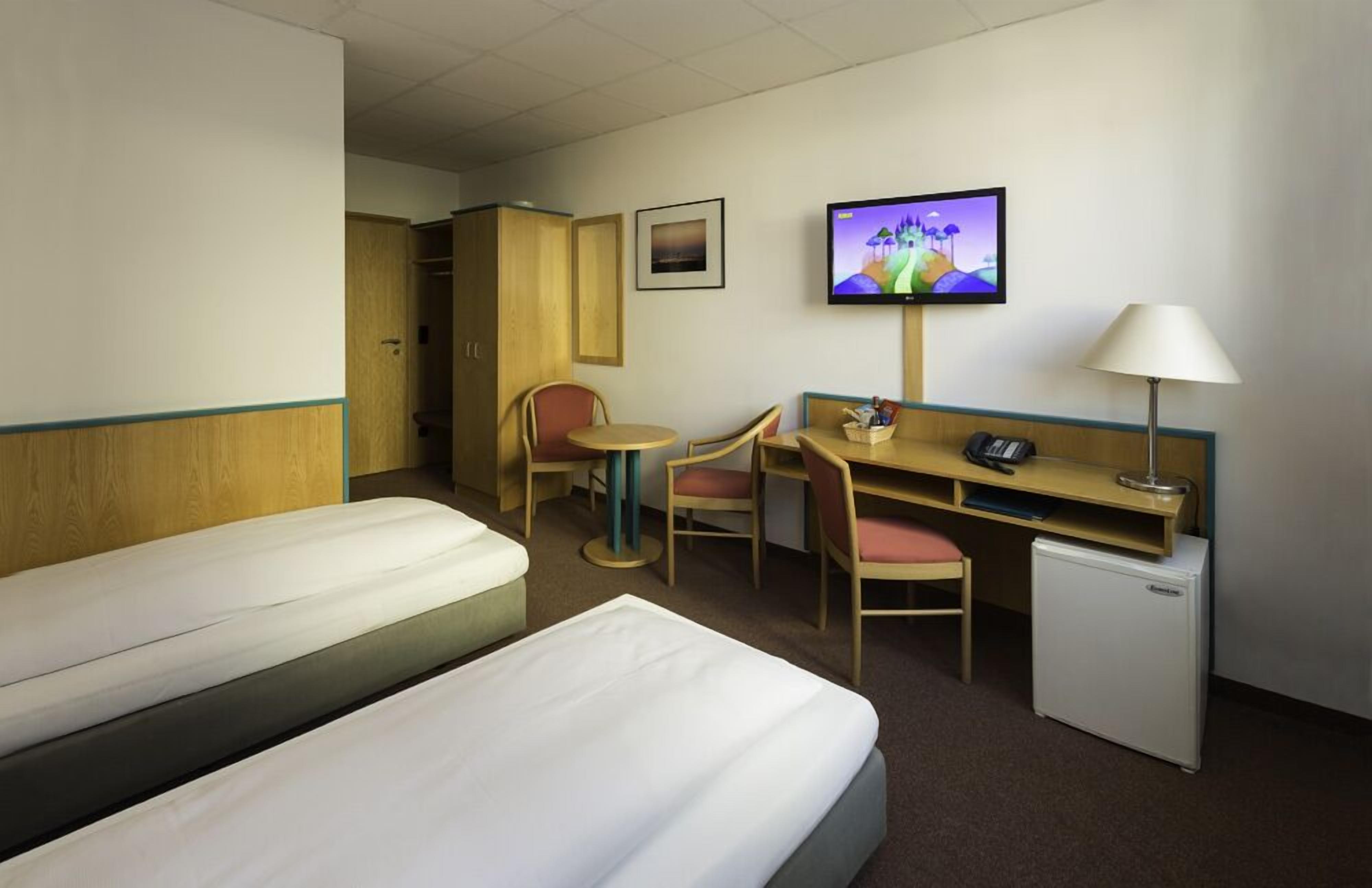 standard double room | minibar, desk, blackout curtains, soundproofing