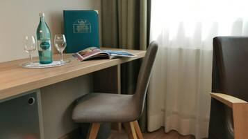 Minibar, escritorio, cortinas blackout y sistema de insonorización