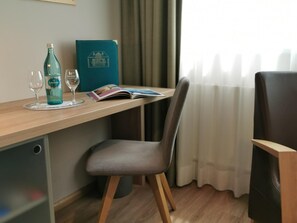 Minibar, desk, blackout curtains, soundproofing - Hotel Alpha (Nuremberg)