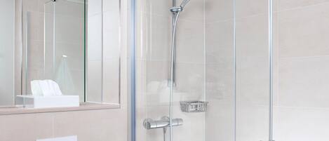 Douche, articles de toilette gratuits, sèche-cheveux