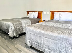 Iron/ironing board, free WiFi, bed sheets - Sundial Lodge (Redding)