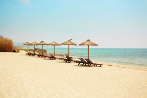A beach with rows of sun loungers and thatched umbrellas. - Es Pi2 (Formentera)