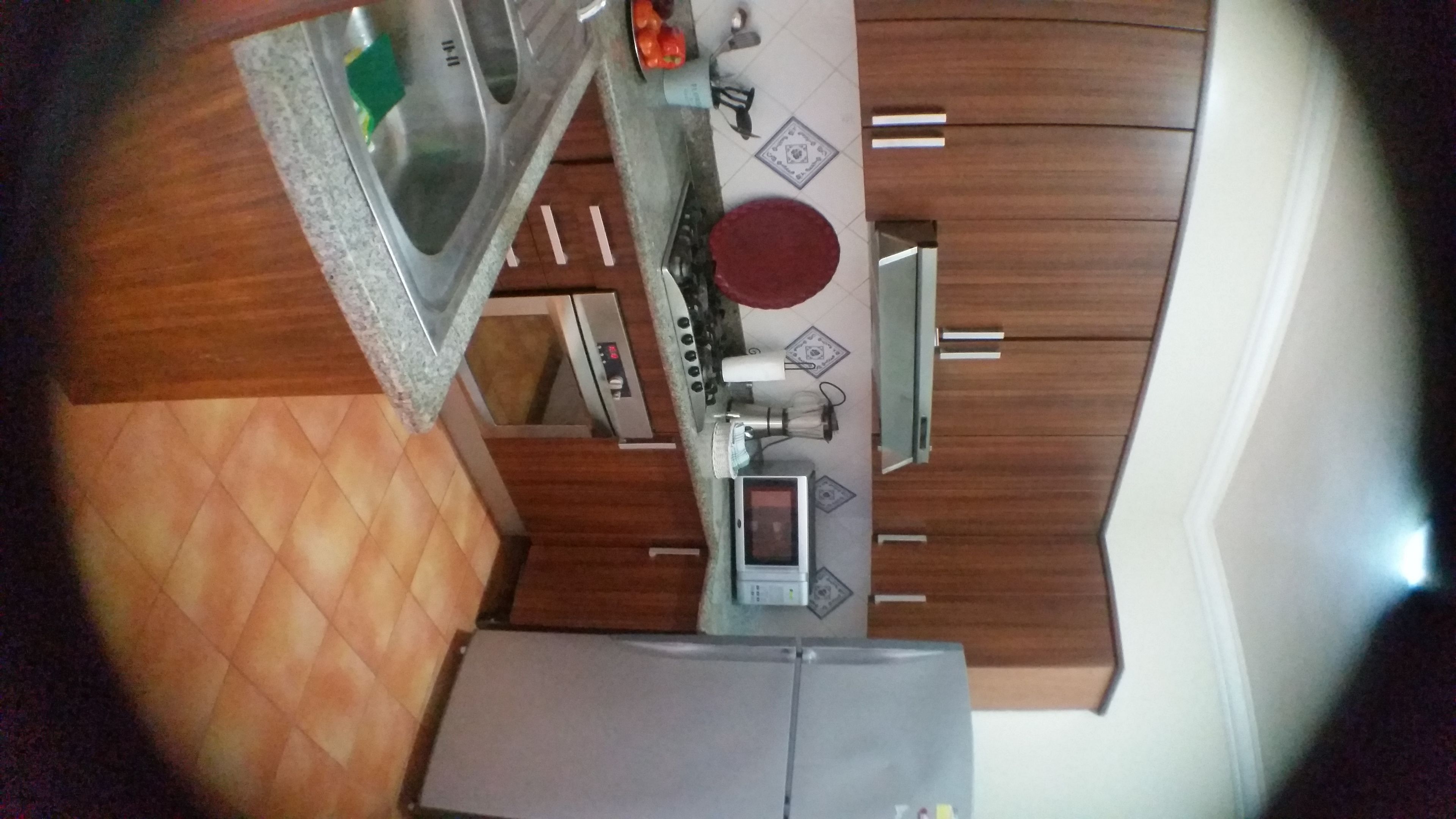 Una cocina con microondas, estufa y lavabo.