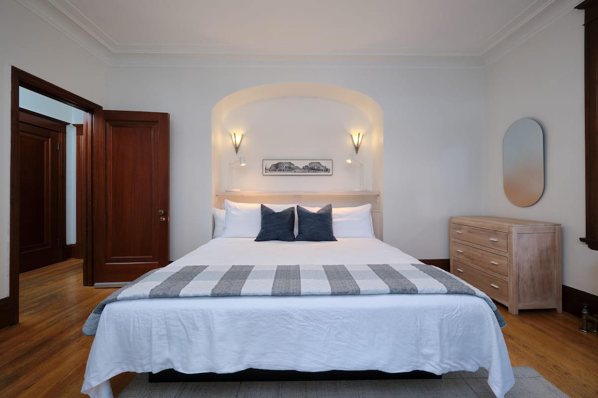 Suite exclusive, 1 trÚs grand lit et 1 canapé-lit (No 1) | 1 chambre, literie de qualité, lit avec matelas Select Comfort