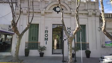 Vista frontal de la propiedad