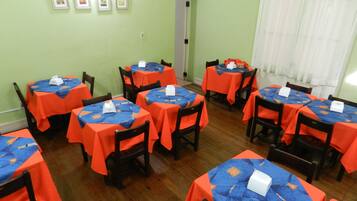 Desayuno autoservicio gratuito y diario