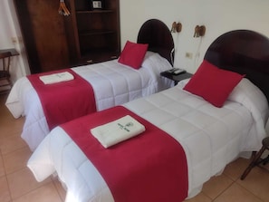 Twin Room | In-room safe, free WiFi, bed sheets - Hotel Romi (Colonia del Sacramento)