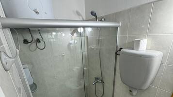 Douche, sèche-cheveux, serviettes fournies