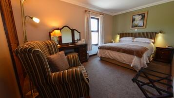 Habitación doble | Área de sala de estar | Televisión de pantalla plana de 32 pulgadas con canales por cable