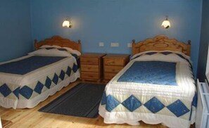 Chambre avec lits jumeaux, salle de bains attenante | Bureau, lits bébé, Wi-Fi gratuit, draps fournis