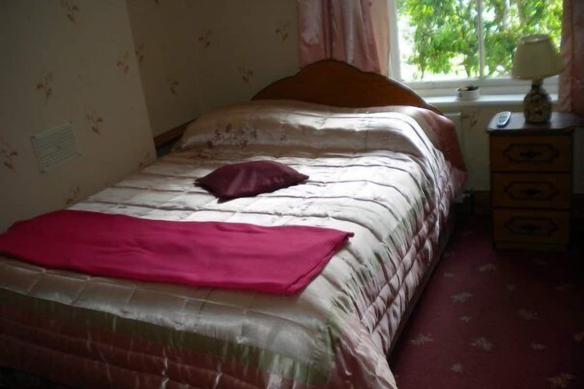 Room, 1 Twin Bed, Ensuite | Iron/ironing board, cribs/infant beds, free WiFi, bed sheets