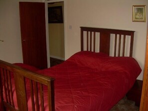 Tabla de planchar con plancha, cunas, wifi gratis y ropa de cama 