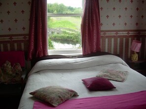 Habitación, 1 cama matrimonial, baño en la habitación | Tabla de planchar con plancha, cunas, wifi gratis y ropa de cama 