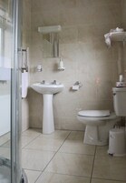 Ducha, artículos de tocador gratuitos, secador de pelo, toallas