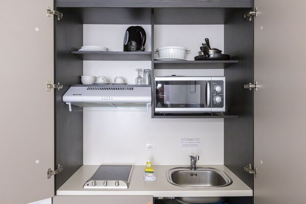 Standaard studio (2 People) | Individueel gedecoreerd, individueel gemeubileerd, een bureau