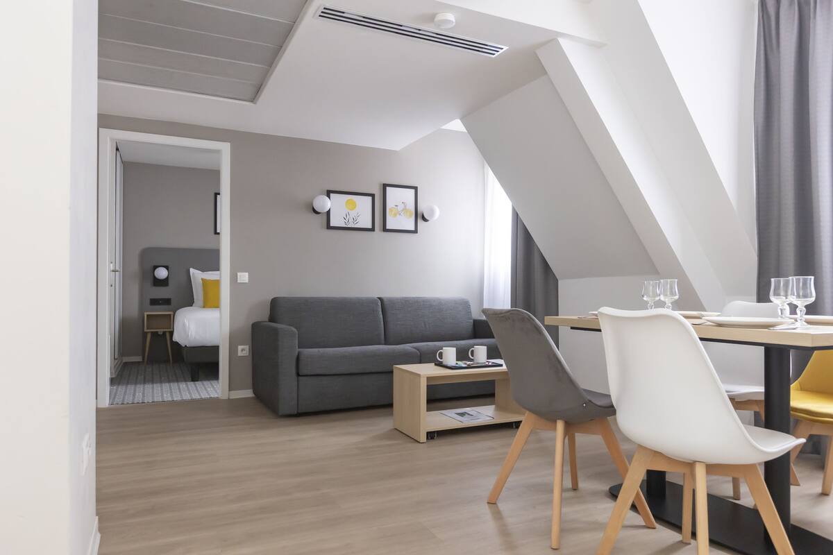 Desk, soundproofing, cribs (free), WiFi (free)