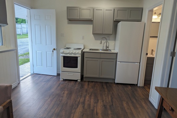 Comfort Room, 1 Queen Bed | Private kitchen | Fridge, microwave