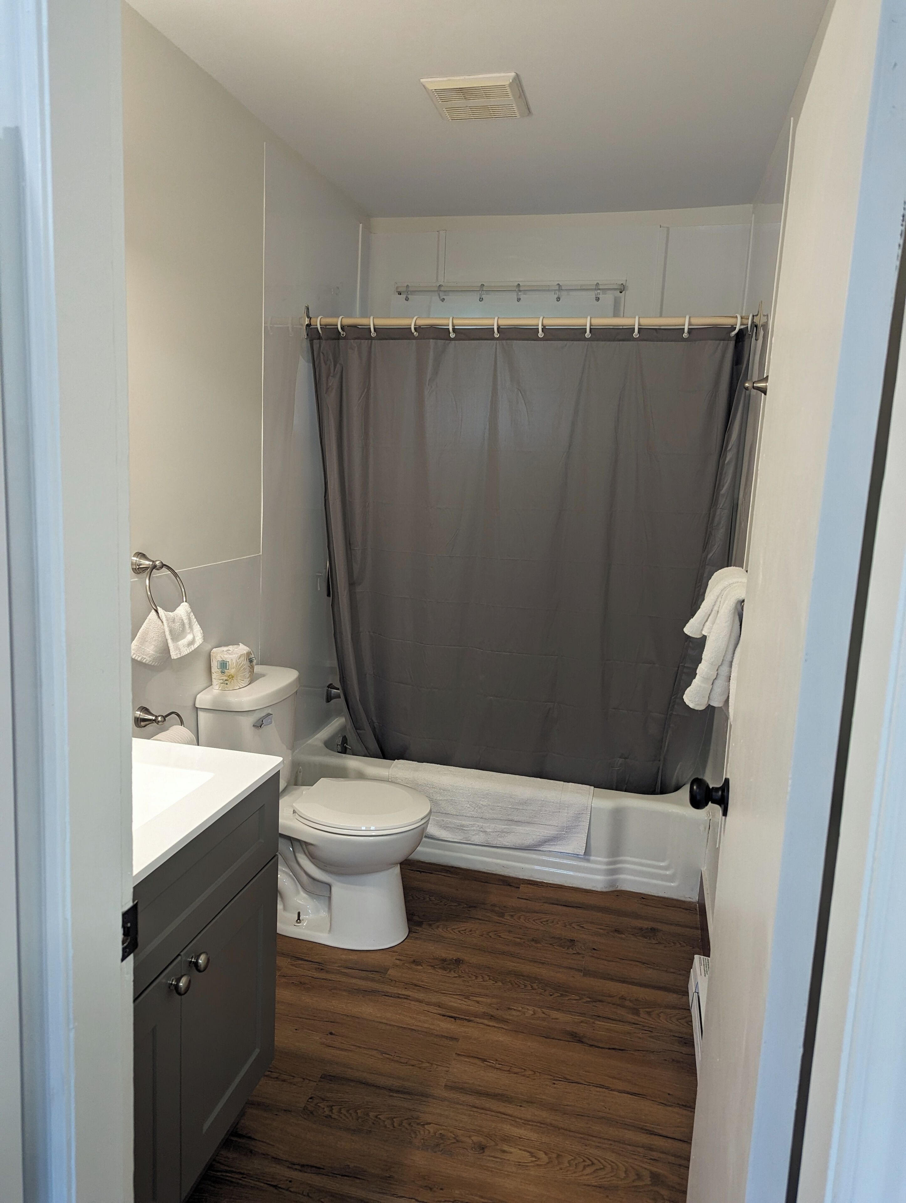 Comfort Room, 1 Queen Bed | Bathroom