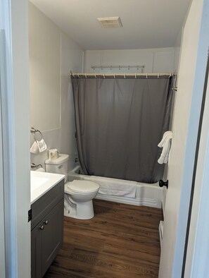 Comfort Room, 1 Queen Bed | Bathroom | Combined shower/tub, free toiletries, towels, soap - Regent Motel (Saint John)
