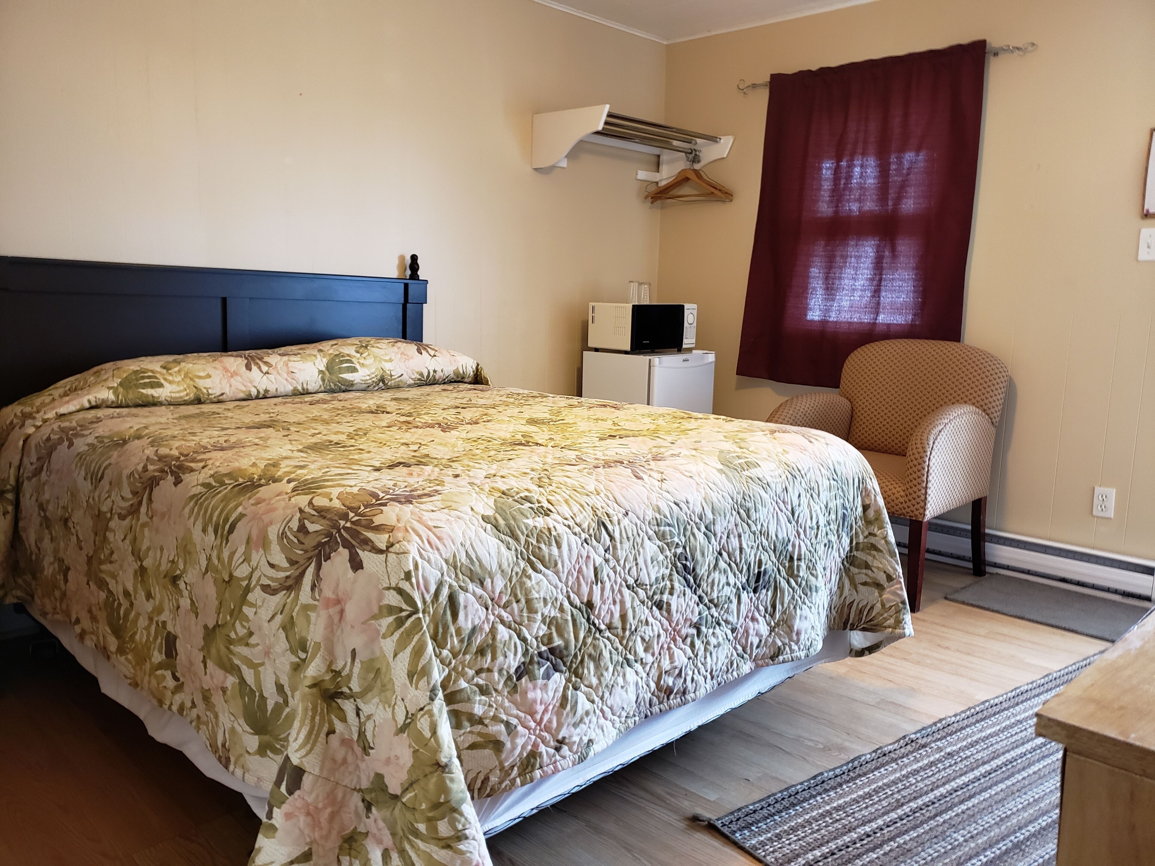 Select-Comfort-Betten, individuell eingerichtet, Schreibtisch