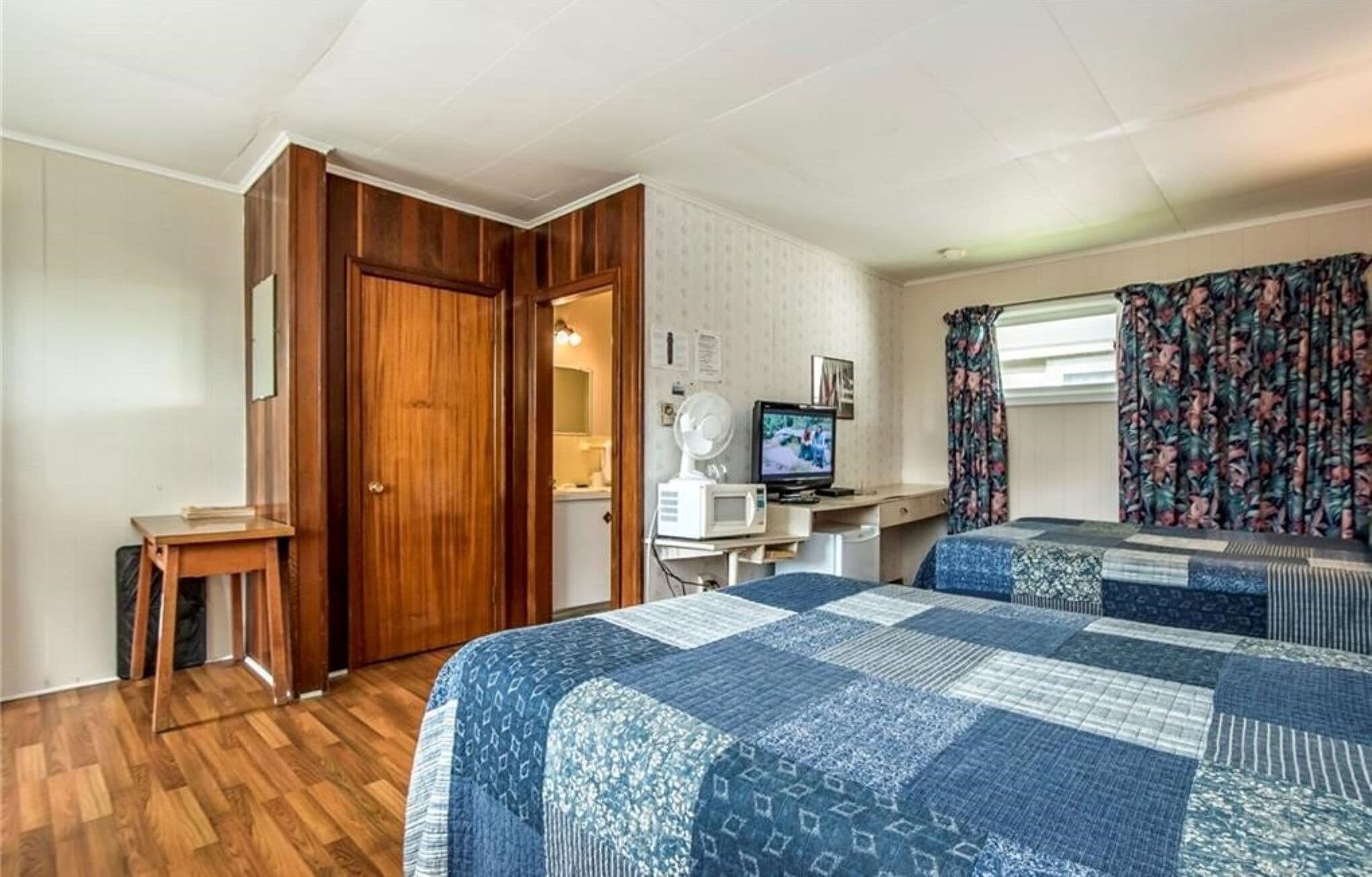 舒適雙人房, 2 張標準雙人床 | Select Comfort 床墊、獨特裝修、書桌、熨斗/熨衫板